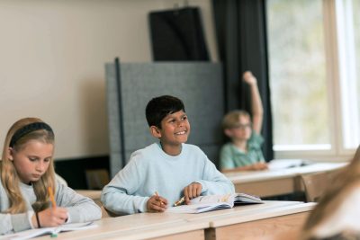 Mellanstadieelever på Noblaskolan sitter i klassrummet under en lektion.