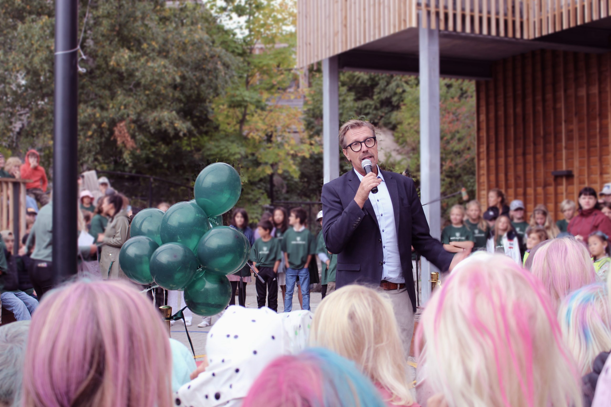 AcadeMedias VD Marcus Strömberg håller tal under Noblaskolan Nya Hovås invigning.