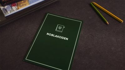 Noblakoden ligger på en skolbänk.