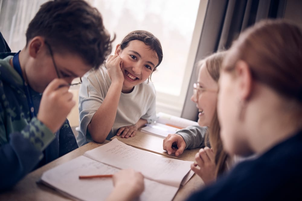 Mellanstadieelev på Noblaskolan sitter vid skrivbord i klassrum.