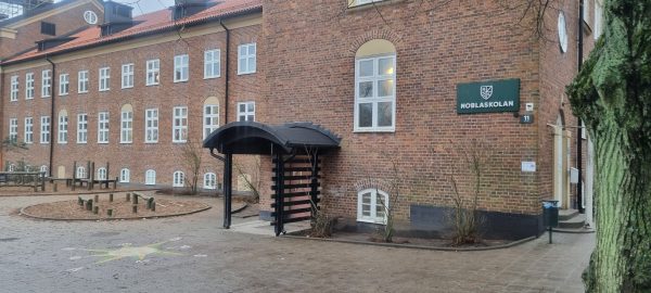 Mariastadens grundskolebyggnad tagen utifrån.