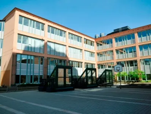 skolbyggnaden utifrån