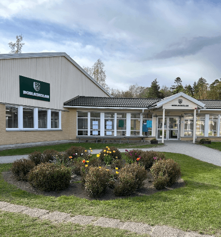Skolbyggnaden utomhus