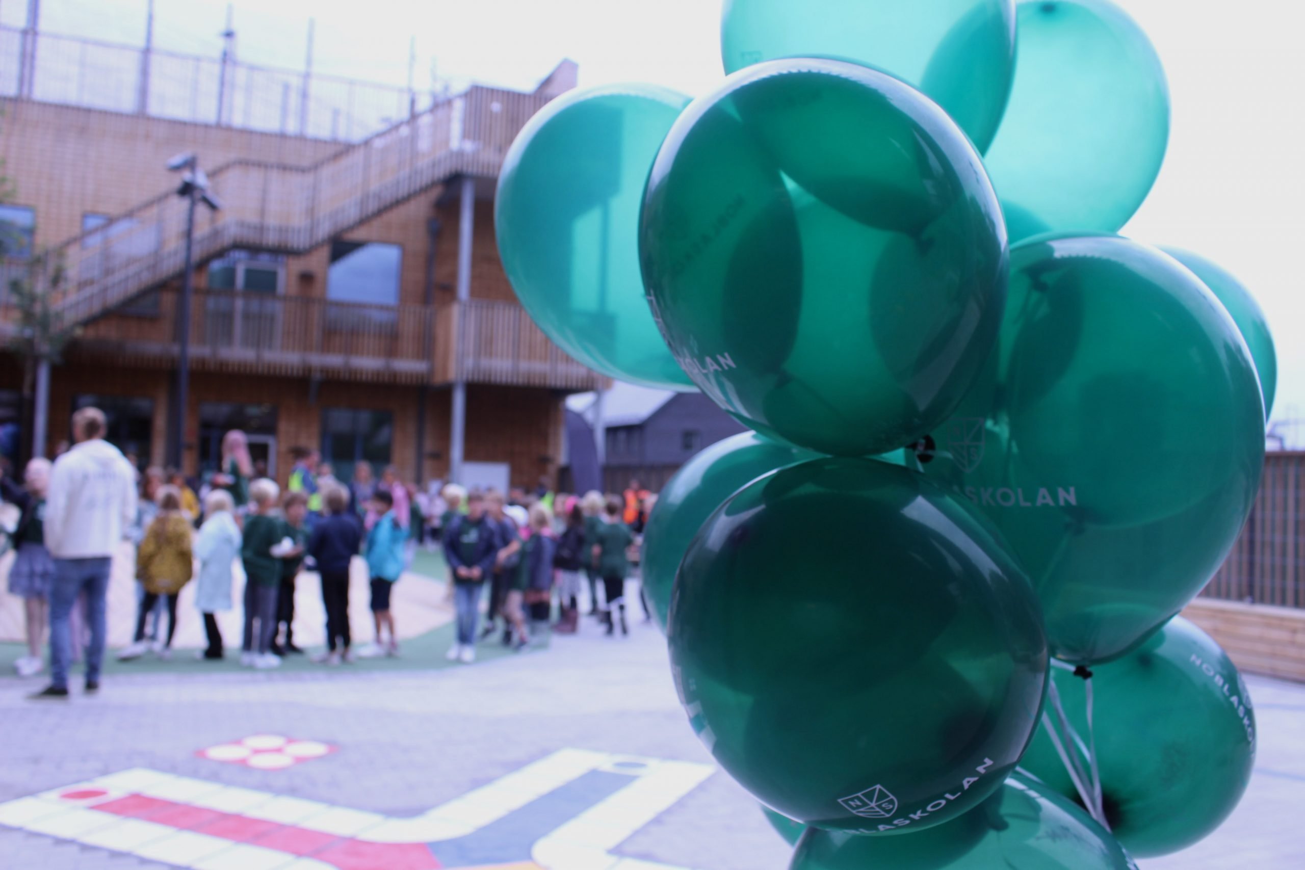 Bild på ballonger från Noblaskolan Nya Hovås invigning
