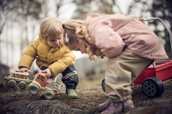 Barn som leker utomhus.
