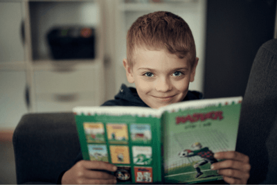 pojke som läser bok