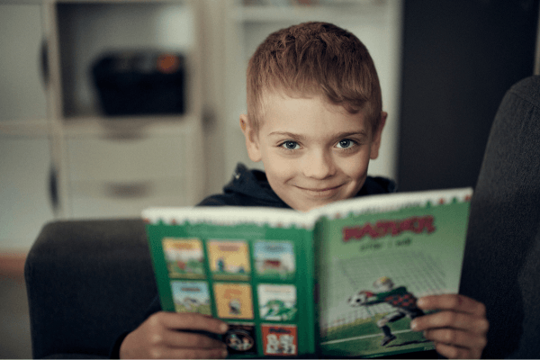 pojke som läser bok