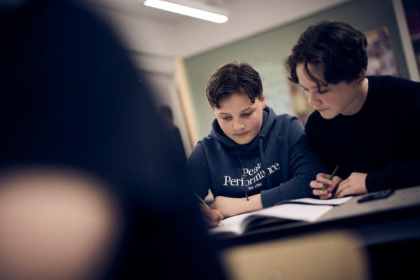 Två elever arbetar i klassrummet på Noblaskolan.