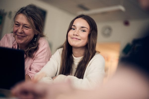 Elev i högstadiet på Noblaskolan tittar in i kameran när hon sitter i klassrummet.