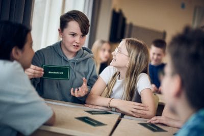 Elever på mellanstadiet på Noblaskolan jobbar på retorik i klassrummet.