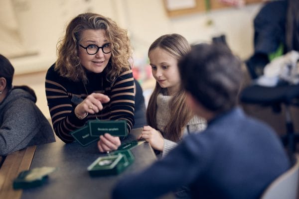 Elever och lärare som pratar.