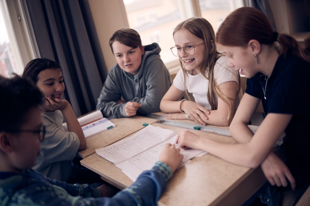 Elever i mellanstadiet på Noblaskolan sitter i klassrum.
