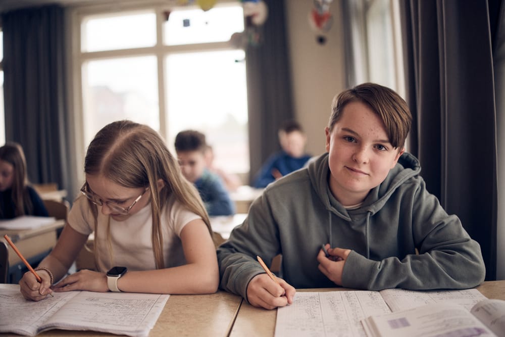 Elever på Noblaskolan sitter i klassrummet och jobbar.