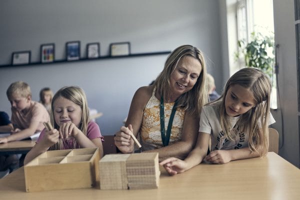 Lärare på Noblaskolan hjälper elever i klassrum.
