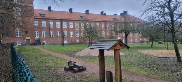 Mariastadens förskolebyggnad med grönområde framför