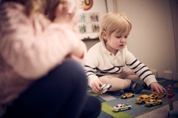 Barn som leker med bilar.