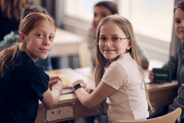 Elever som sitter i skolbänken.