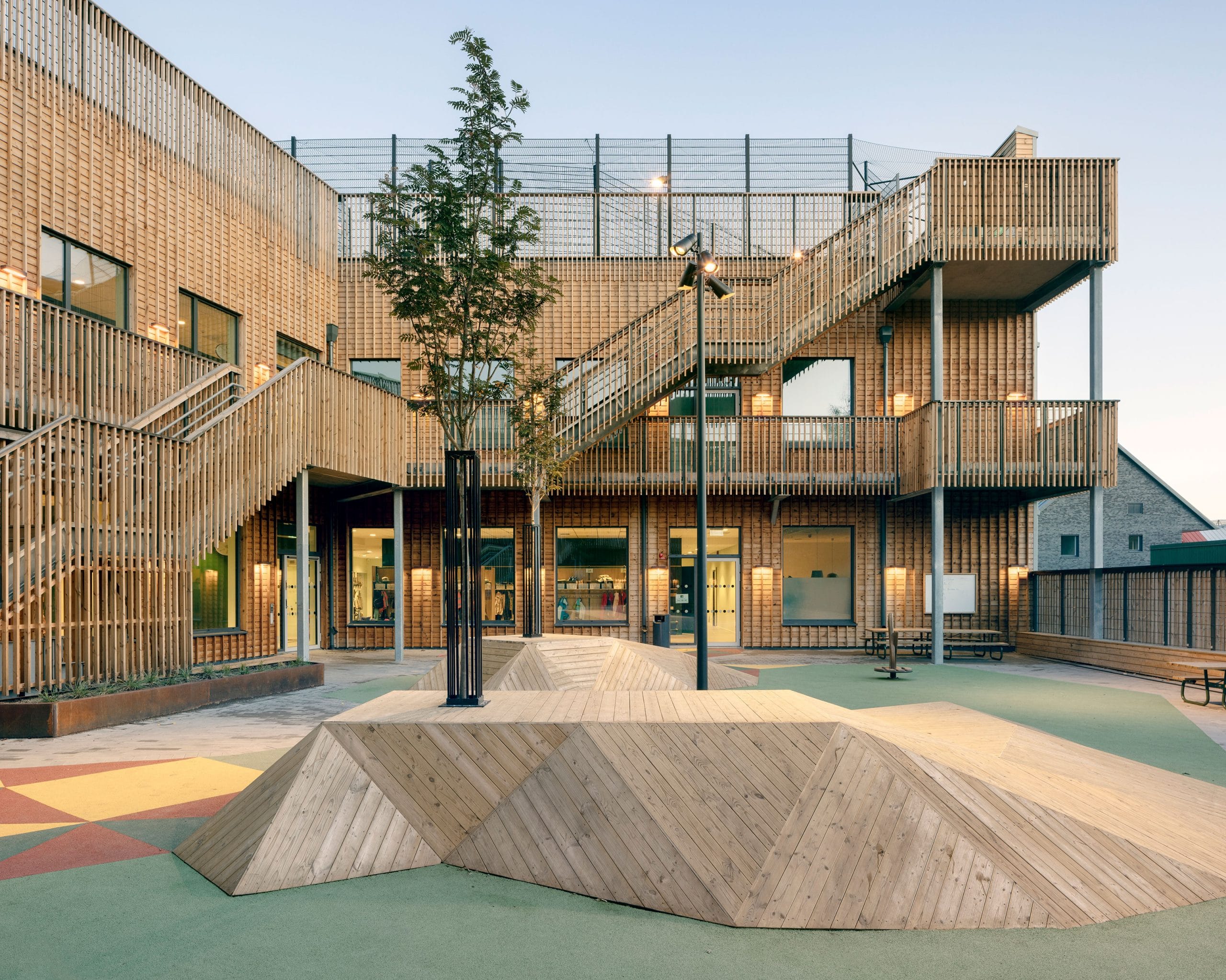 Skolbyggnaden och skolgården Nya hovås