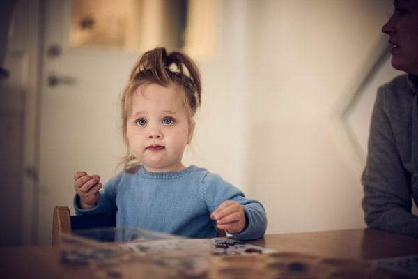 Ett barn som pysslar.