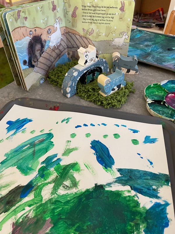 Ett barns målning och en bok