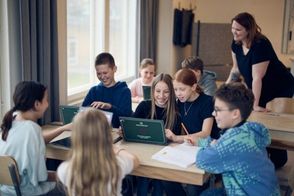 Elever som sitter i skolbänken.