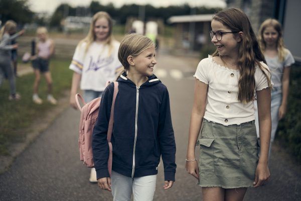 Elever på Noblaskolan vistas på skolgården.