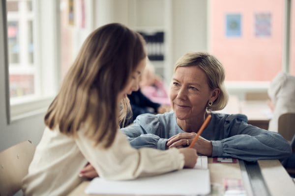 Elev och pedagog som pratar.