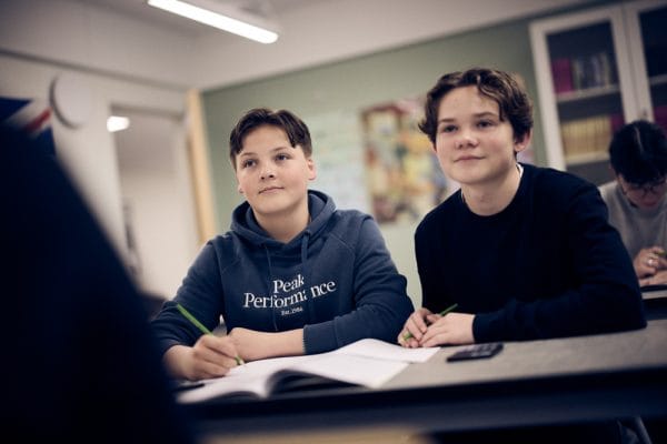 Elever som sitter i skolbänken.