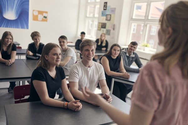 Lärare står och pratar framför klassen.