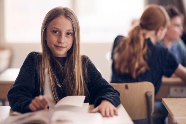 Elev som sitter i skolbänken.