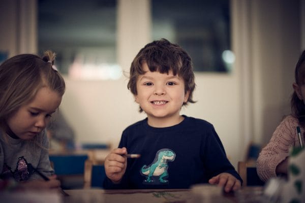 Pojke målar på förskolan