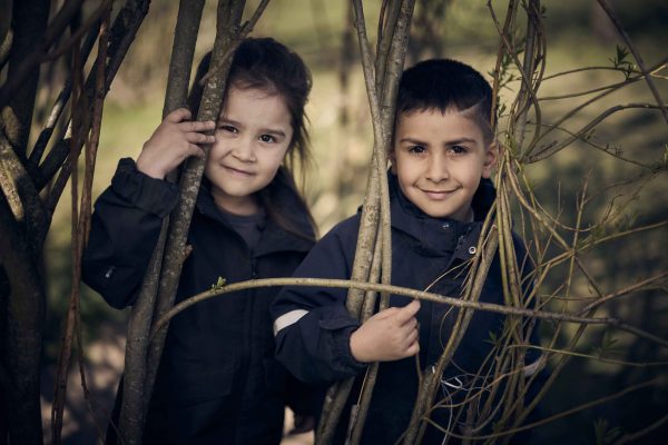 Två elever i naturen.