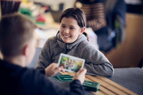 Elever som läser från talkort.