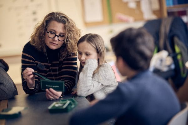 Elev och lärare som läser från talkort.