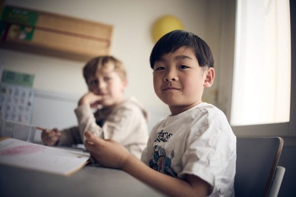 Lågstadieelev i klassrum på Noblaskolan Täby.