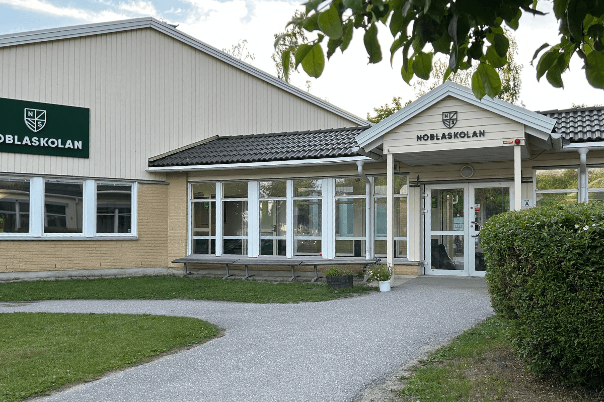 Noblaskolan Täbys skolbyggnad.