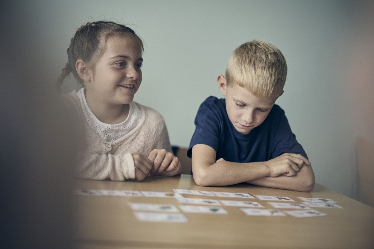 Elever på Noblaskolan sitter i klassrummet och jobbar med kort.