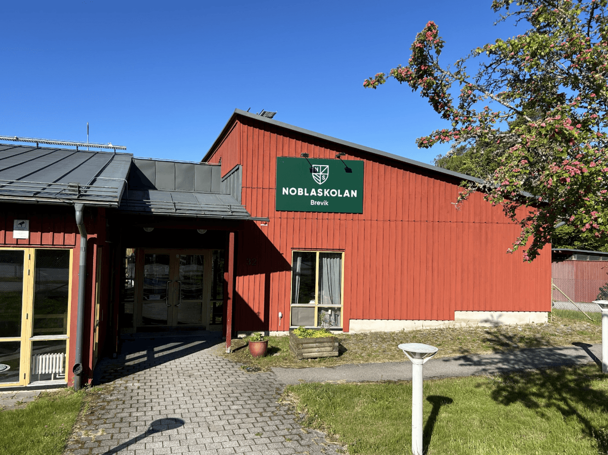 Noblaskolan Breviks skolbyggnad.