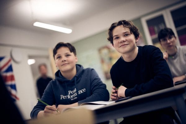 Elever som sitter i skolbänken.