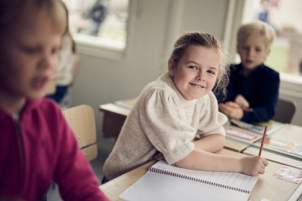 En elev som sitter i skolbänken.