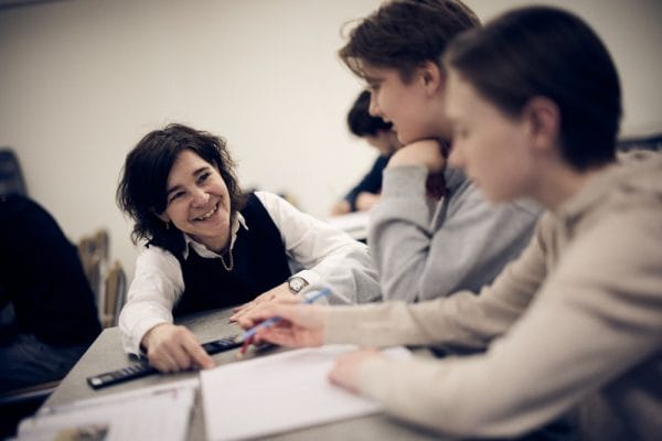 Lärare på Noblaskolan hjälper elever i klassrummet.