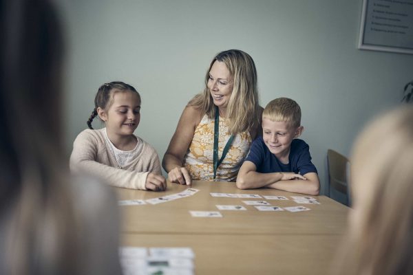 Två barn i förskoleklass på Noblaskolan får hjälp av en lärare.