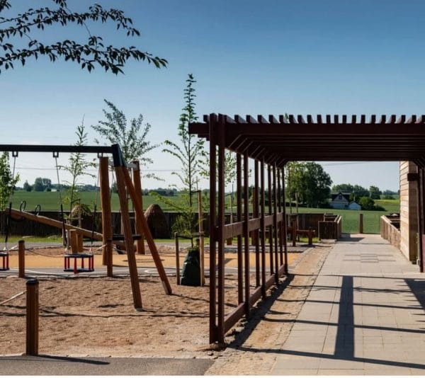 En promenadväg och en gungställning som står ute på skolgården.