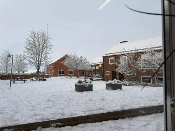 Grundskolebyggnaden tagen utomhus i snöig miljö