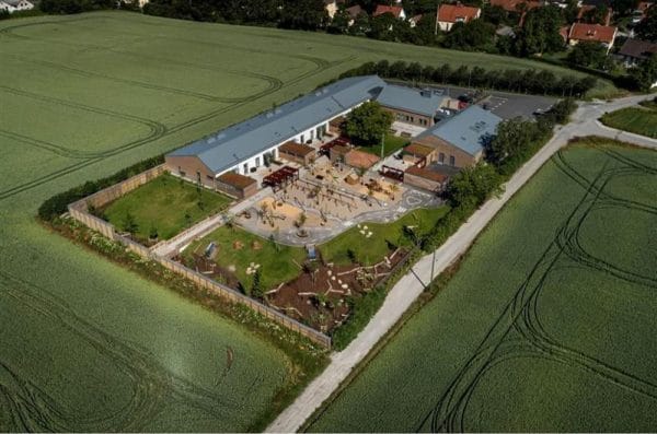 Förskolebyggnaden och kringliggande natur tagen ovanifrån